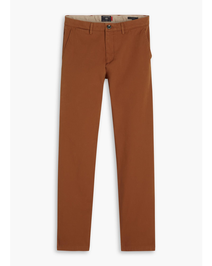 Front view of model wearing Caramel Café Men's Slim Fit Smart 360 Flex Alpha Chino Pants.