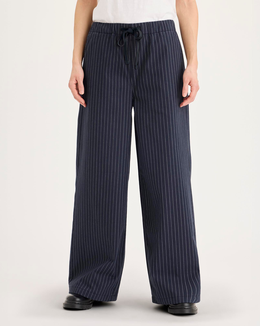 Front view of model wearing Total Eclipse Drawsting Pant, Regular Fit.
